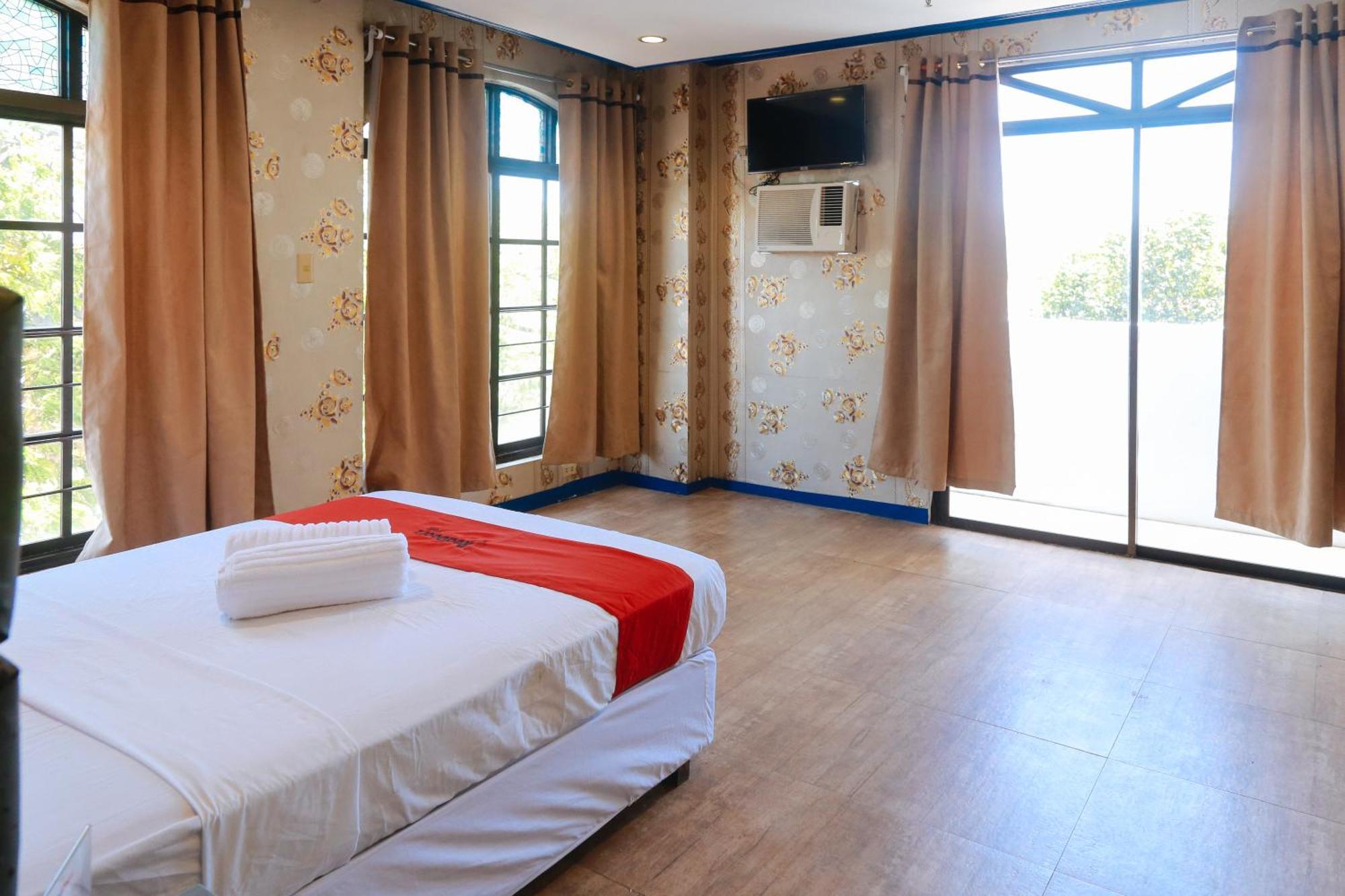 Hotel Reddoorz @ Castle Chateau 3*