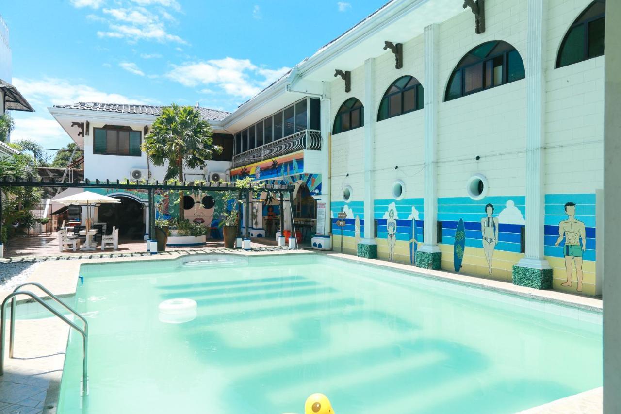 Hotel Reddoorz @ Castle Chateau 3*