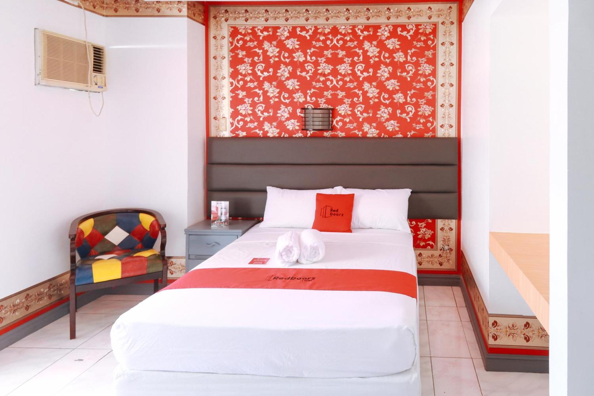 Reddoorz @ Castle Chateau Iloilo City
