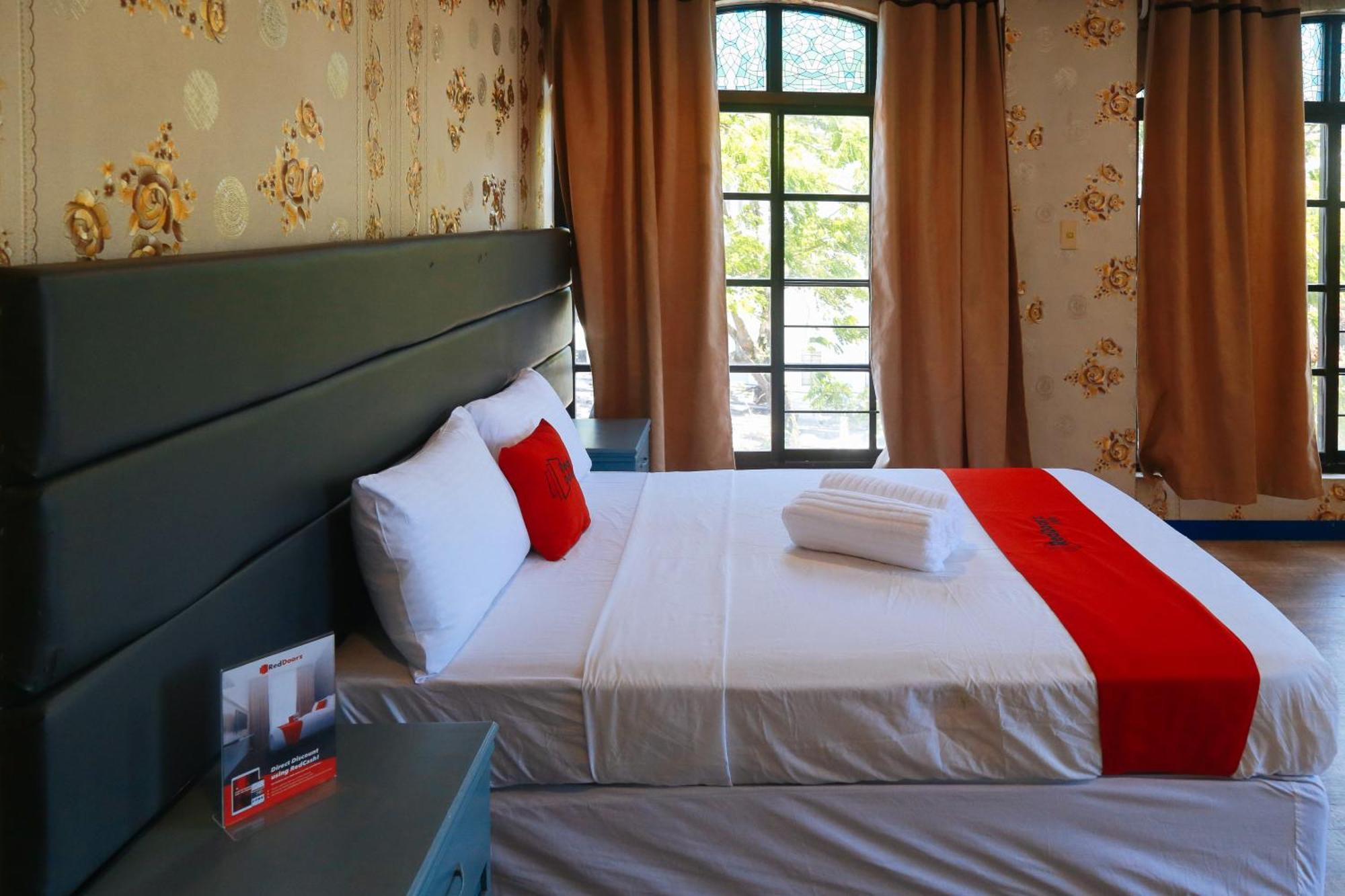 Reddoorz @ Castle Chateau 3*